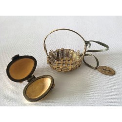 Petit œuf en métal dans un panier – Katherine’s Collection
