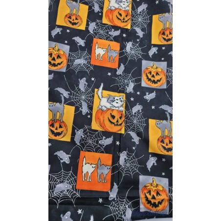 Coupon de tissu noir halloween avec chats et citrouilles
